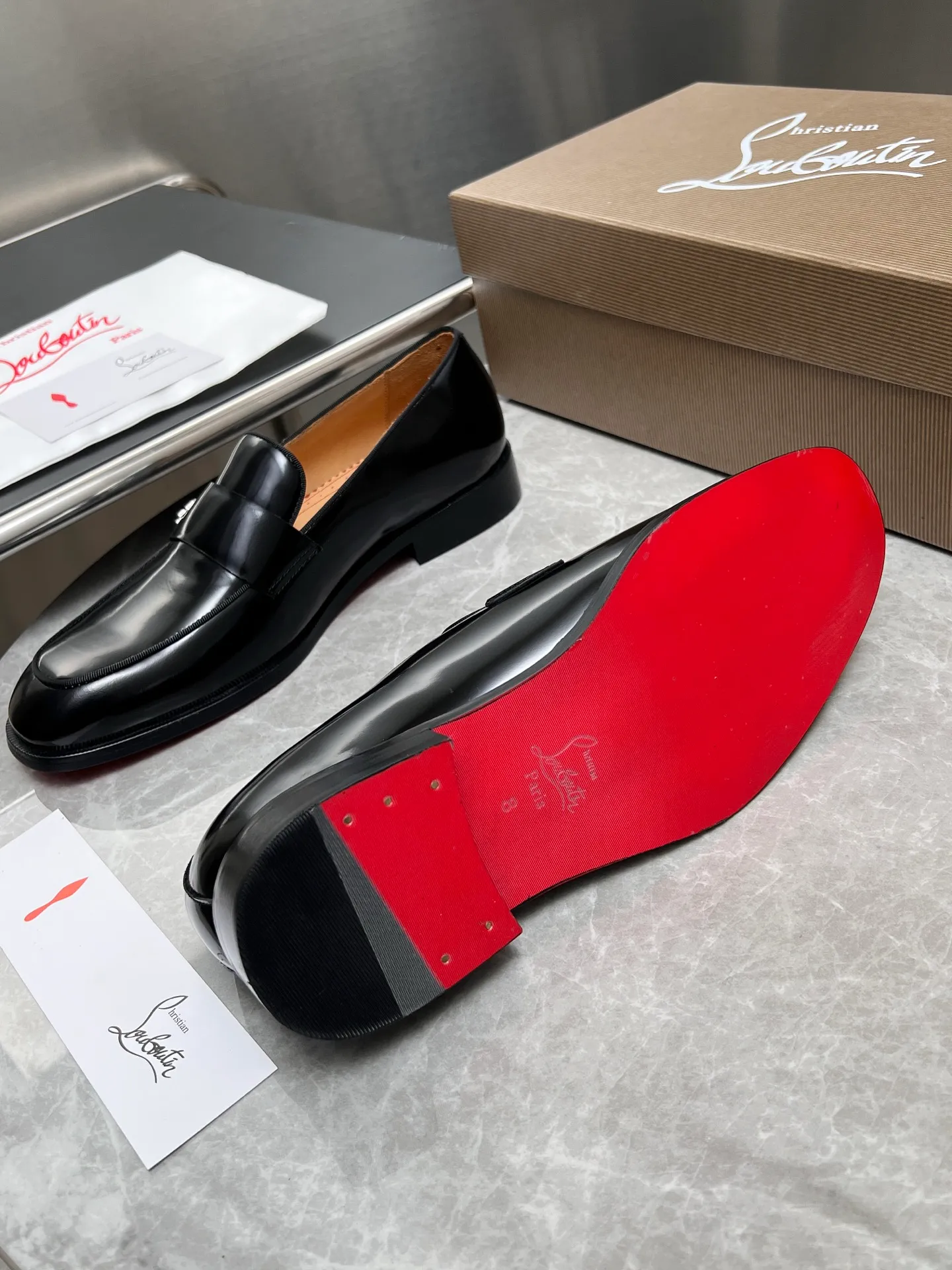 [CL red sole] Top P: 900💰 Number of yards: 39~44 (38.4546. Customized, non-refundable) CL new men's formal shoes Loaf leather shoes Christia* Loubouti* red sole shoes The red sole is luxurious and elegant, reshaping the style boundary of casual formal wear. It is extremely innovative in material selection, and creates a rich visual and tactile experience through the collision of different materials! Made of top-grade calfskin/glossy patent leather/spliced ​​technical fabric in contrasting colors. The upper is stitched by hand with fine and even stitching. It is based on the square-toe loafer shoe shape, with neat and elegant lines, which fits the toughness of men's wear. The upper is embellished with metal rivets, injecting individual details into classic loafers, breaking the mediocrity of casual shoes, and giving a concrete expression of "low-key luxury". From the original color/red cowhide lining inside the shoe to the instantly recognizable red sole, the "red sole" is not only the brand's visual identity, but also a "luxury codeword" when walking. The red sole exposed inadvertently conveys taste and identity instantly. From the innovative splicing of materials, to the personalized fusion of design, to the ingenious inheritance of craftsmanship, the Christian Louboutin men's loafer series is not only a pair of casual shoes, but also a "yuppie style" dressing weapon for men. Whether it is a casual business meeting or a casual look for daily travel, it can help you become a unique and stylish man in every occasion with its "red Loaf" attitude.